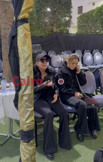 &nbsp;انهيار لمياء الأمير في عزاء شقيقها الفنان الراحل طارق الأمير