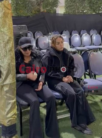 &nbsp;انهيار لمياء الأمير في عزاء شقيقها الفنان الراحل طارق الأمير