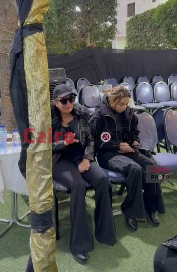 &nbsp;انهيار لمياء الأمير في عزاء شقيقها الفنان الراحل طارق الأمير