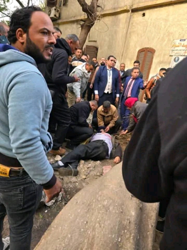 الشجرة وقعت عليهم.. إصابة شخص وإتلاف سيارة أجرة بدمنهور