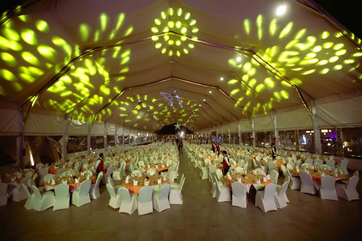 مجموعة بيت الخبرة&nbsp;وأورينت تورز تحتفلان بتجديد فنادق مكادي بـ حفل رأس السنة في المسرح العالمي&nbsp;المغطى&nbsp;