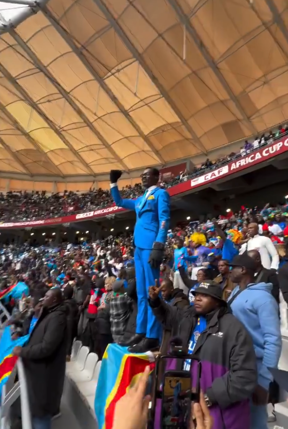 تخليدًا لذكرى باتريس لومومبا.. مشجع الكونغو الديمقرطاية يقف كتمثال طوال مباراة السنغال في أمم إفريقيا 2025