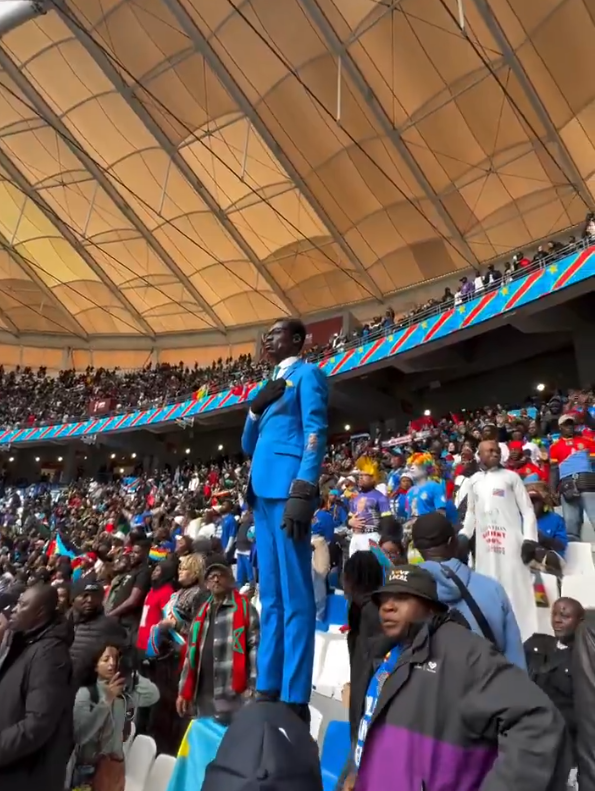 تخليدًا لذكرى باتريس لومومبا.. مشجع الكونغو الديمقرطاية يقف كتمثال طوال مباراة السنغال في أمم إفريقيا 2025