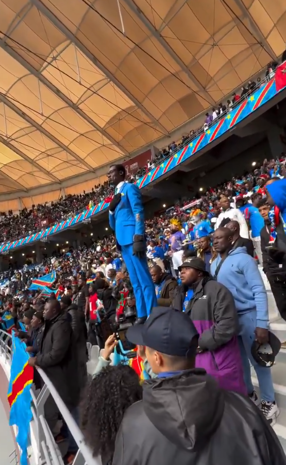 تخليدًا لذكرى باتريس لومومبا.. مشجع الكونغو الديمقرطاية يقف كتمثال طوال مباراة السنغال في أمم إفريقيا 2025