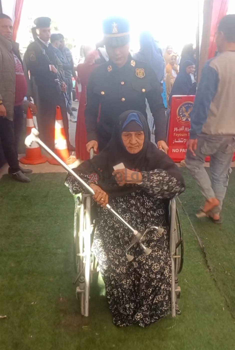 <strong>أمن الفيوم يساعد مسنة للإدلاء بصوتها في الانتخابات</strong>