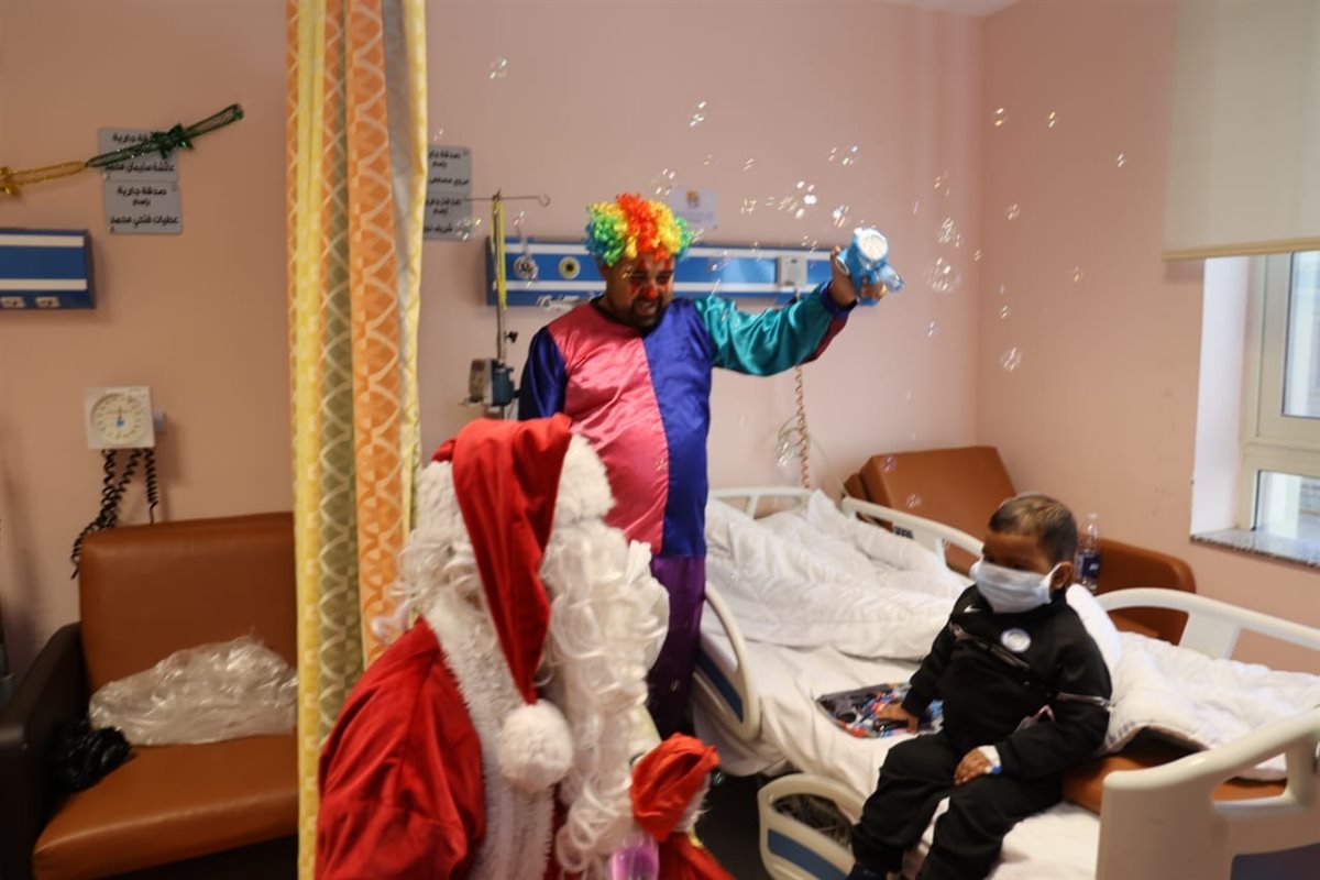 بابا نويل يدعم الأطفال متحدي السرطان بالأقصر