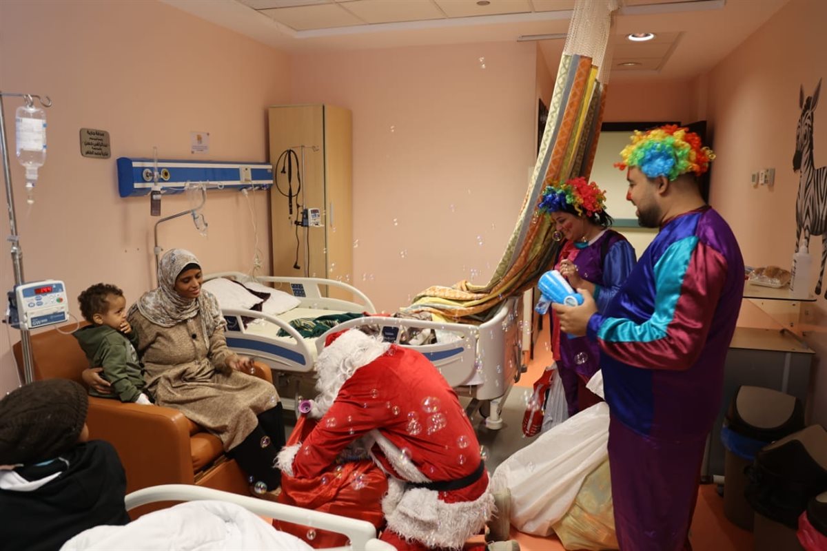 بابا نويل يدعم الأطفال متحدي السرطان بالأقصر