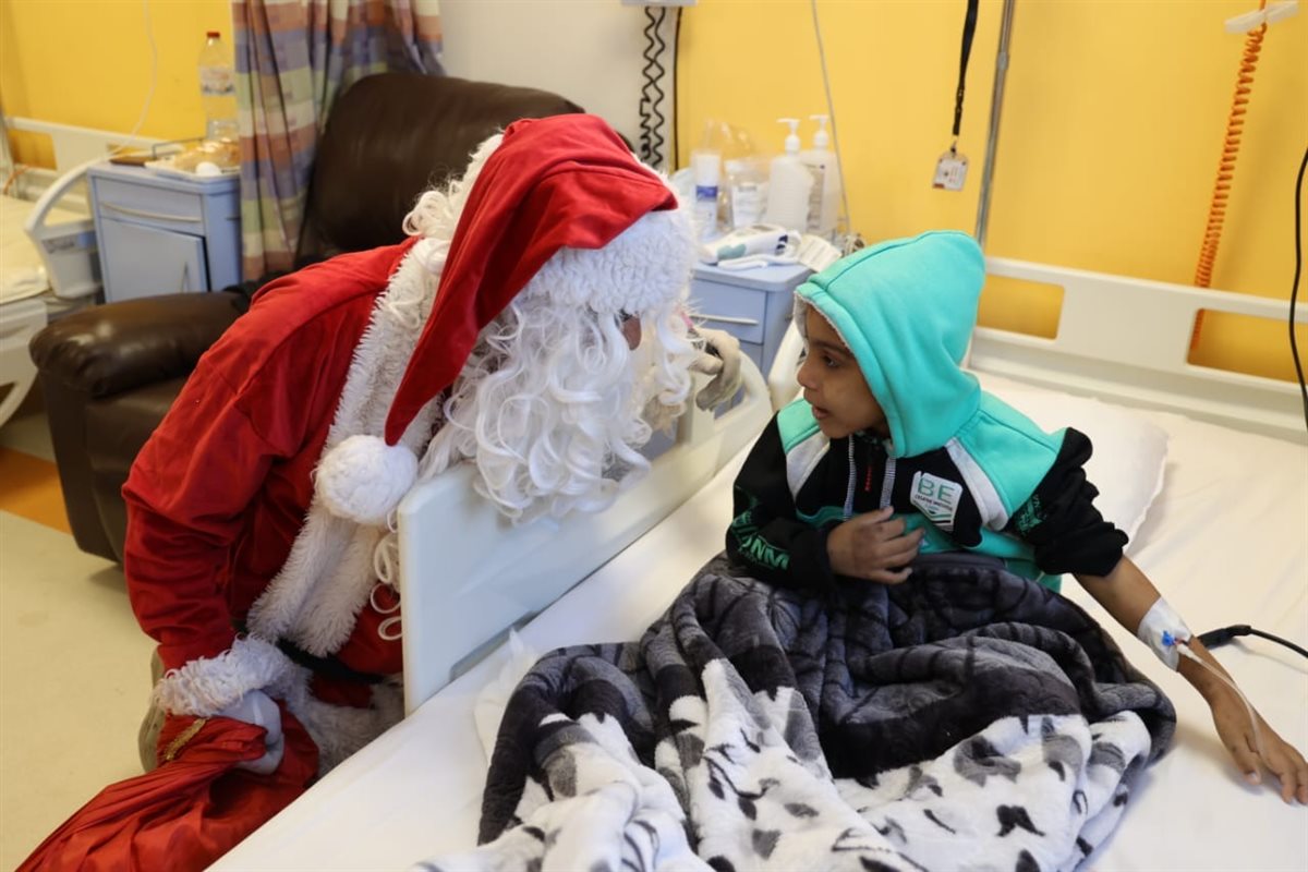 بابا نويل يدعم الأطفال متحدي السرطان بالأقصر