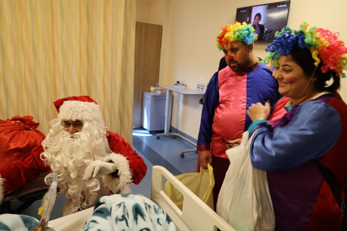 بابا نويل يدعم الأطفال متحدي السرطان بالأقصر