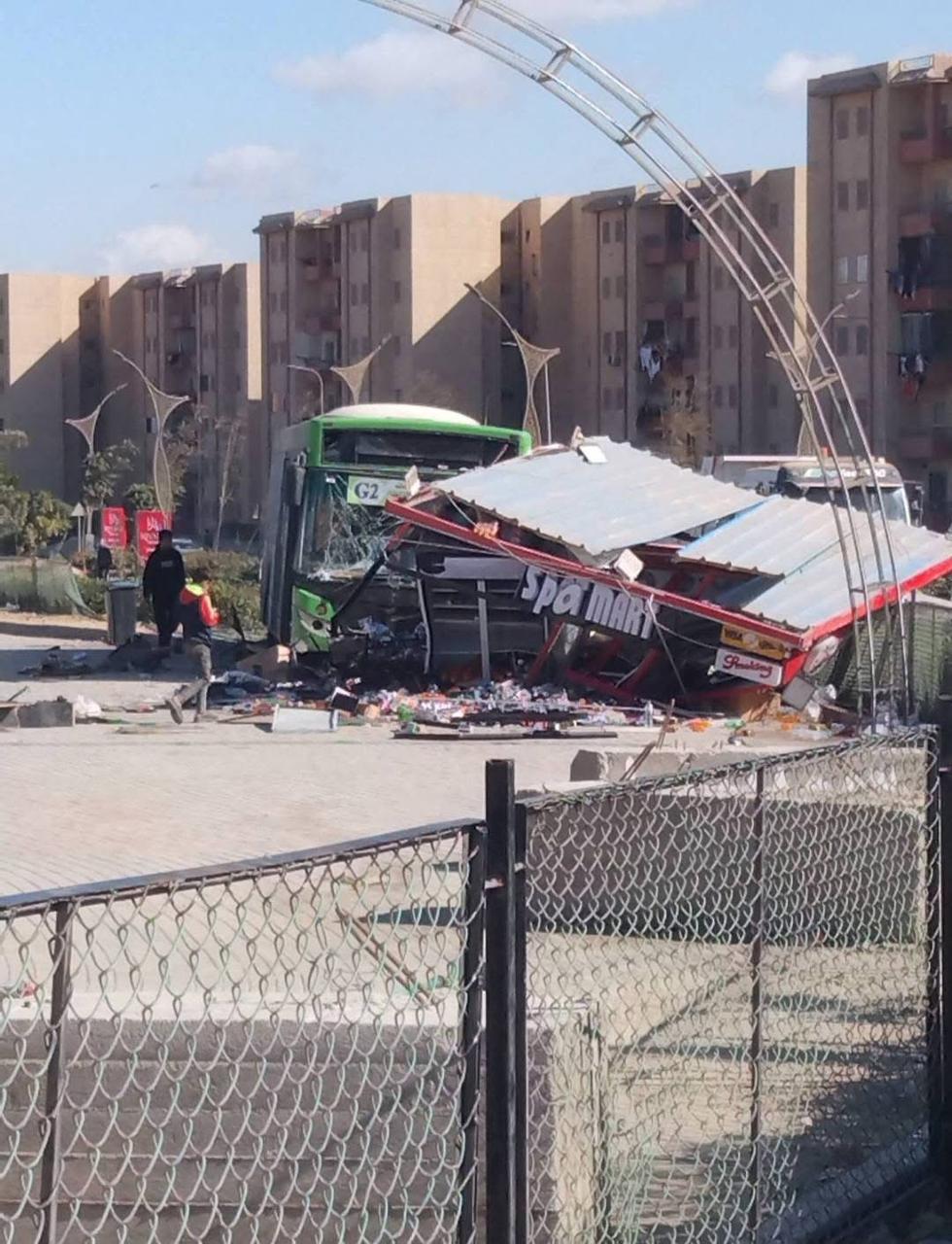 جانب من تصادم اتوبيس جرين باص بكشك في حدائق أكتوبر