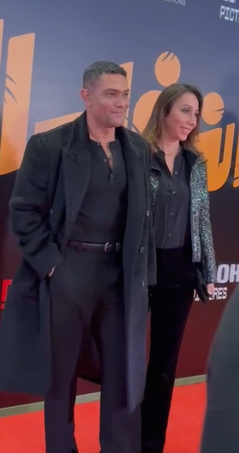 آسر ياسين وزوجته في العرض الخاص