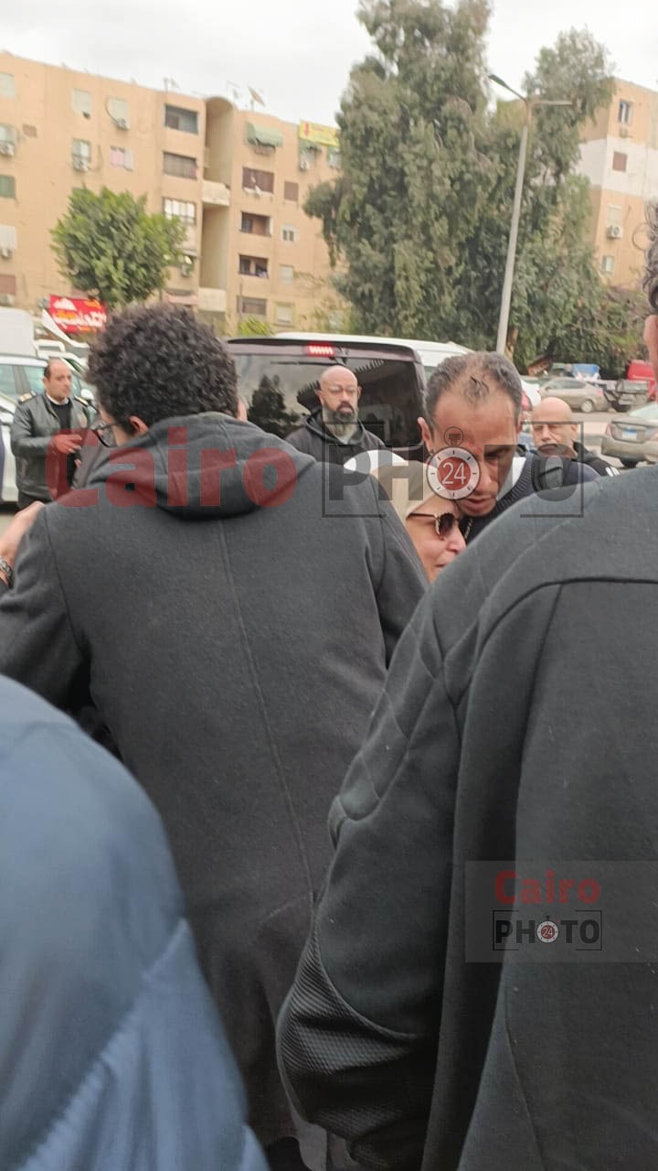 انهيار والدة عازف العود هشام عصام لحظة وصول جثمانه مسجد السلام بمدينة نصر