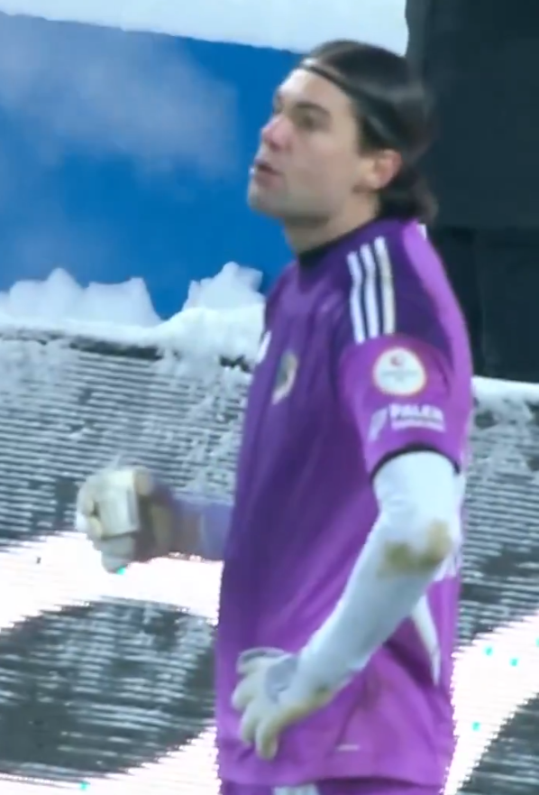 لمواجهة البرد القارس.. حارس إيرزوروم يحتسي الشاي خلال مباراة تشوروم بدوري الدرجة الأولى التركي | فيديو