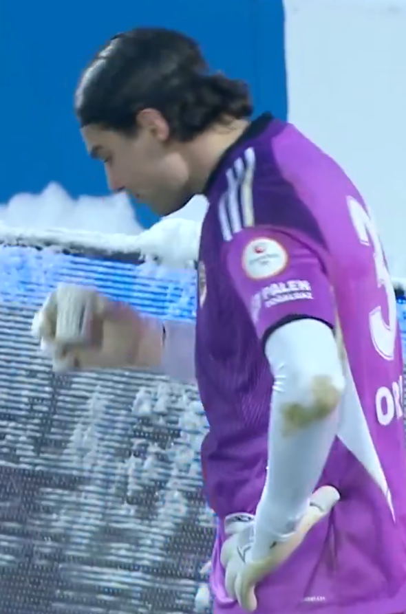 لمواجهة البرد القارس.. حارس إيرزوروم يحتسي الشاي خلال مباراة تشوروم بدوري الدرجة الأولى التركي | فيديو