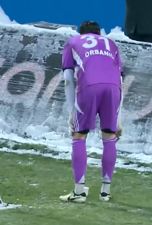 لمواجهة البرد القارس.. حارس إيرزوروم يحتسي الشاي خلال مباراة تشوروم بدوري الدرجة الأولى التركي | فيديو