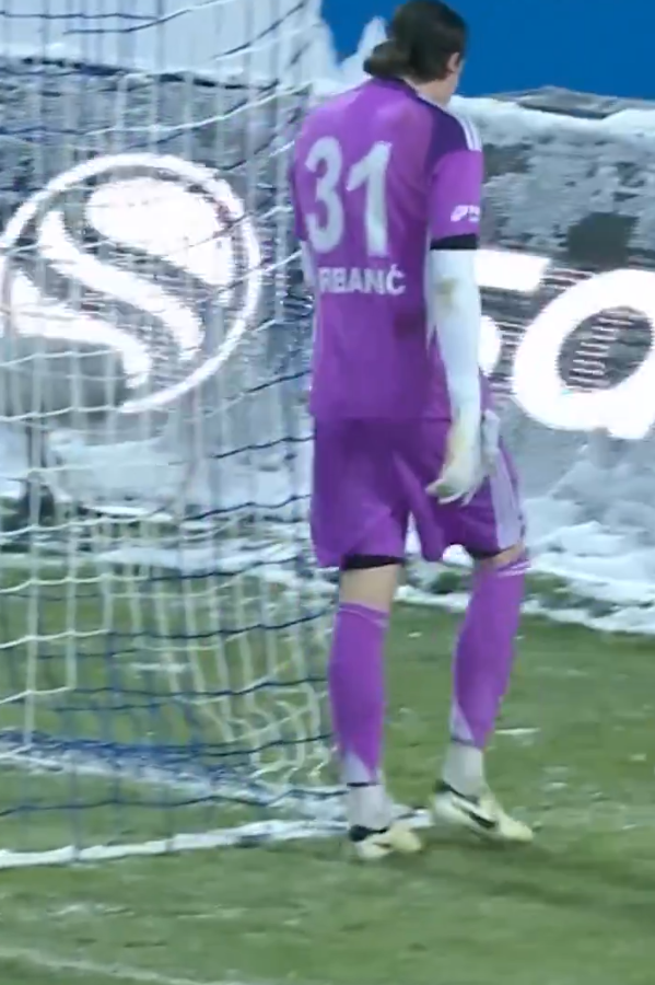 لمواجهة البرد القارس.. حارس إيرزوروم يحتسي الشاي خلال مباراة تشوروم بدوري الدرجة الأولى التركي | فيديو