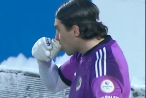 لمواجهة البرد القارس.. حارس إيرزوروم يحتسي الشاي خلال مباراة تشوروم بدوري الدرجة الأولى التركي | فيديو