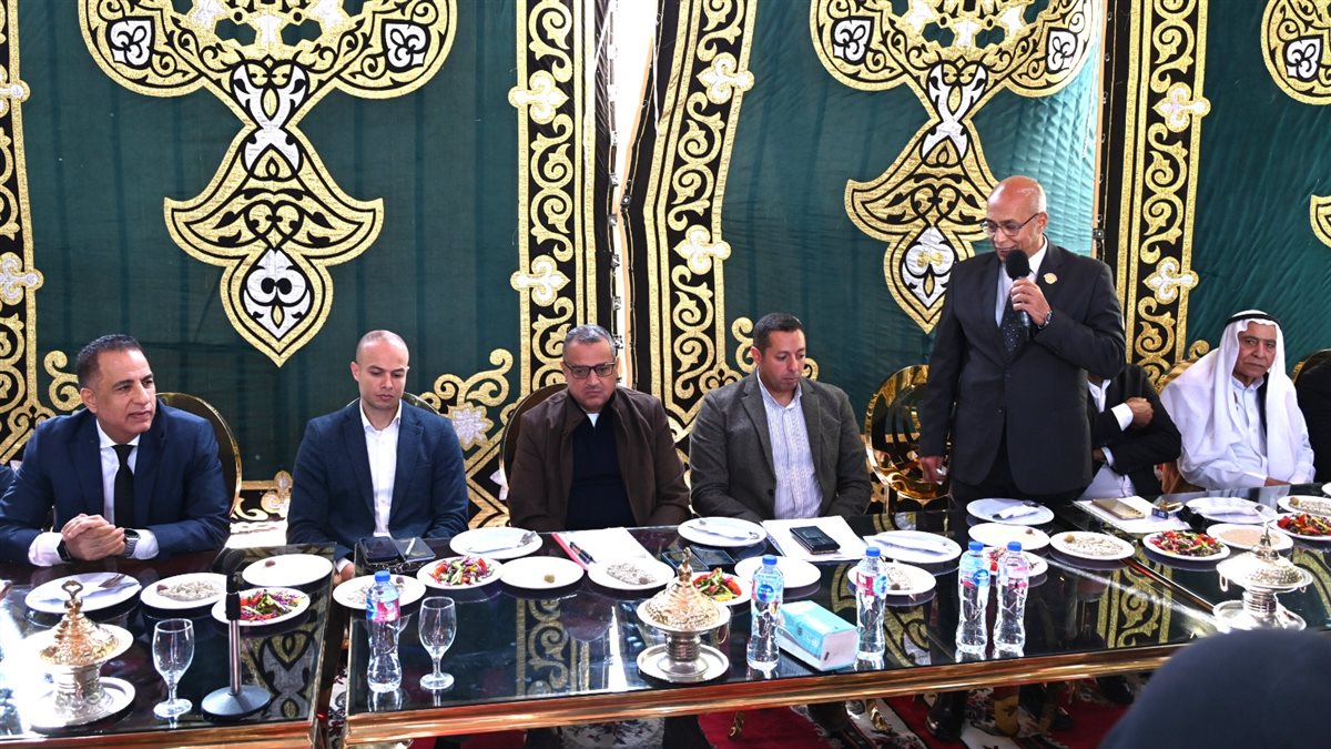 محافظ جنوب سيناء يلتقي مشايخ وعواقل وممثلي القبائل برأس سدر