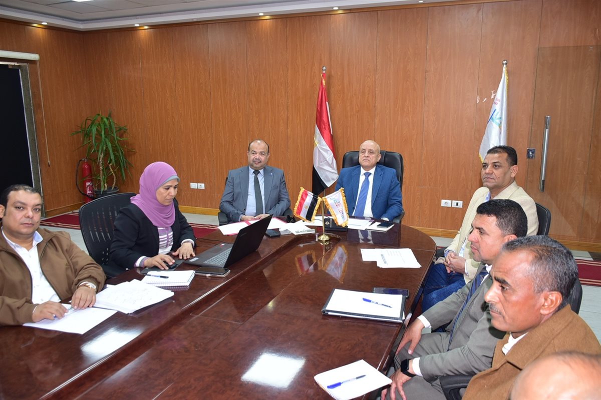 إجتماع محافظ الأقصر لملف تقنين الأراضي