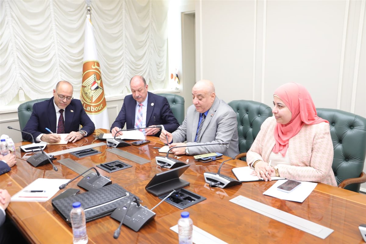 وزير العمل مع عدد من أعضاء مجلس إدارة غرفة صناعة الملابس والمفروشات المنزلية&nbsp;