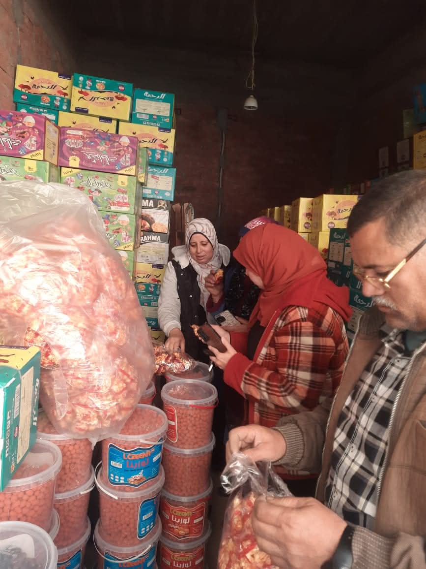 ضبط مخزن لمقرمشات مجهولة المصدر وآخر لأسمدة منتهية الصلاحية وحبوب الغلة المميتة بالمنوفية