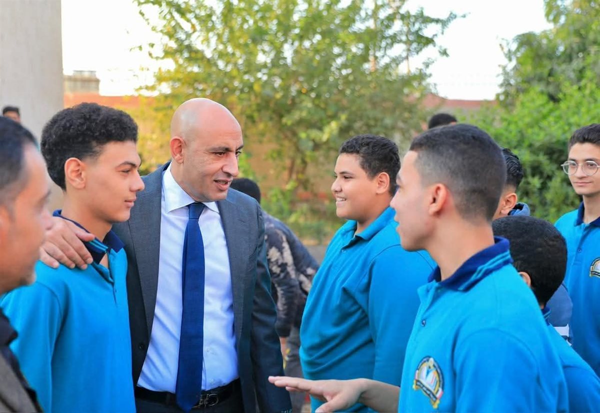 وزير التربية والتعليم والتعليم الفني مع الطلاب