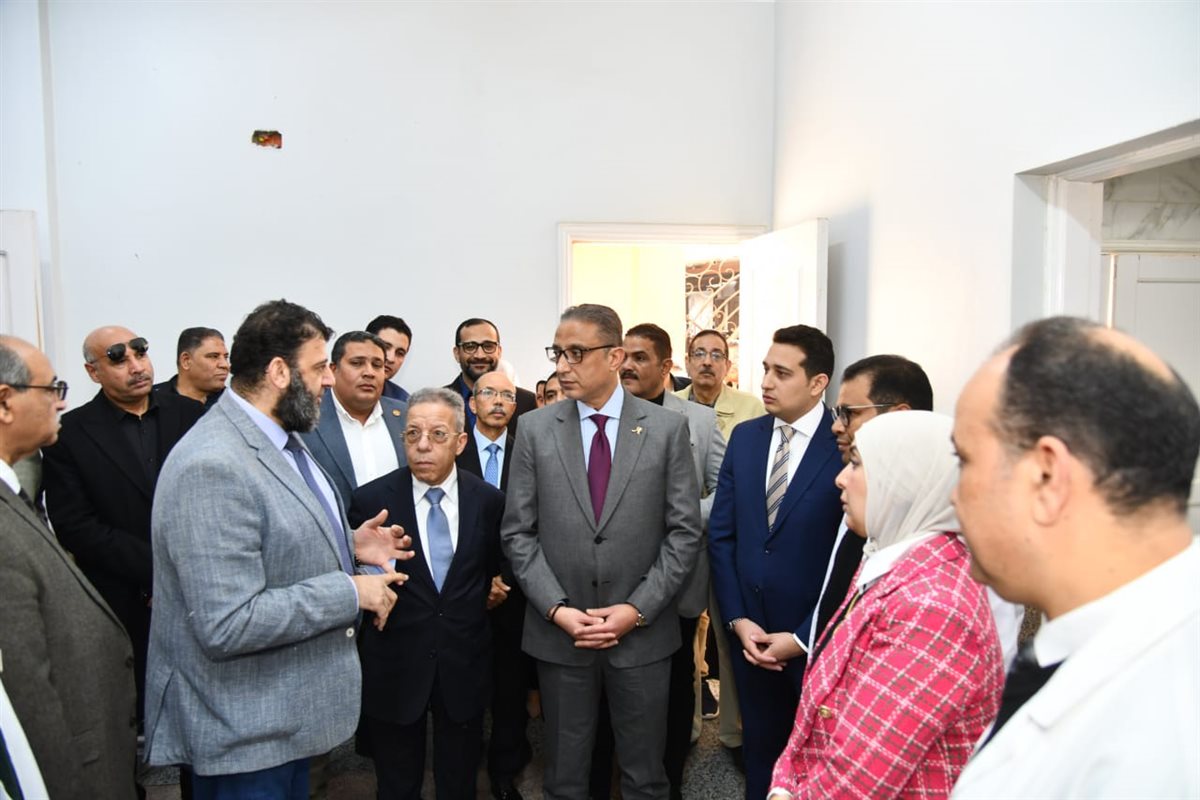 محافظ الفيوم ونقيب أطباء مصر يتفقدان وحدة المخ والأعصاب الجديدة بمستشفى سنورس المركزي