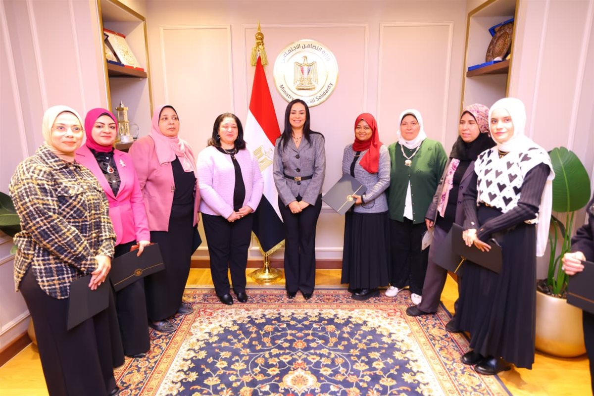 وزيرة التضامن تكرم إدارة الاتصال الاستراتيجي والإعلام كأفضل فريق عمل بالوزارة