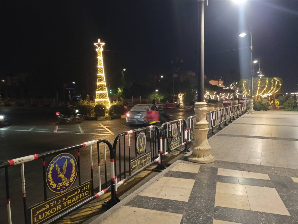 حواجز حديدية بطول الكورنيش لتأمين إحتفالات العام الجديد