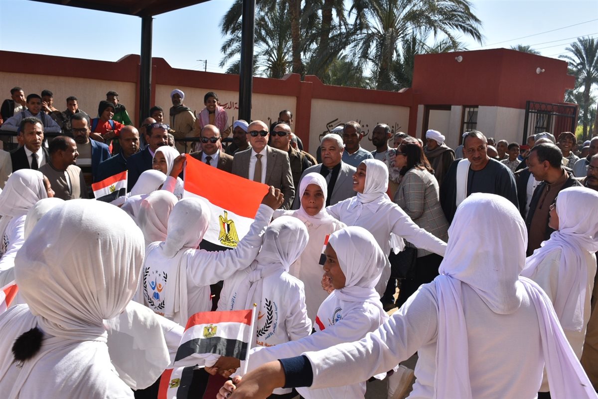 محافظ الأقصر يفتتح مشروعات تنموية