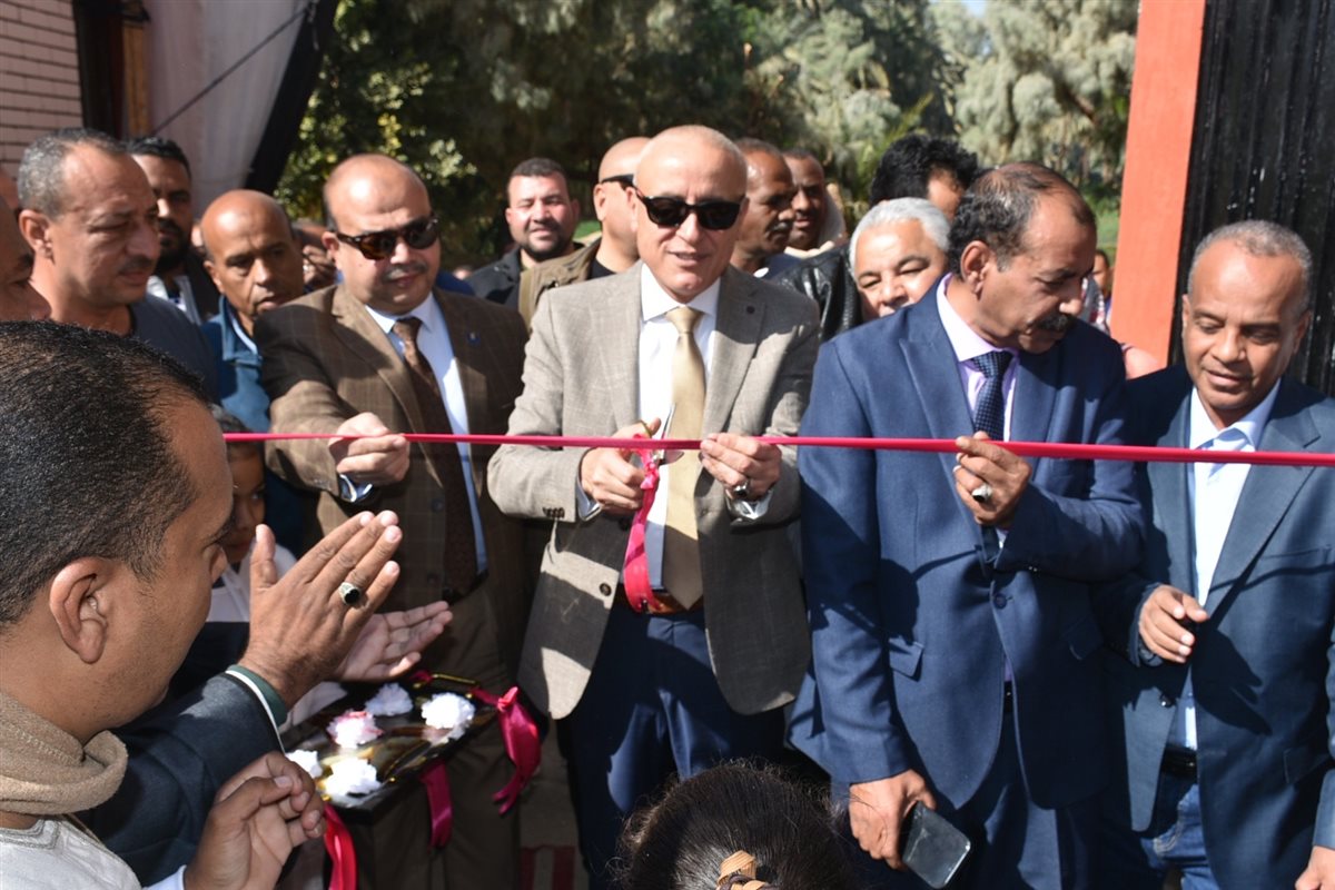 محافظ الأقصر يفتتح مشروعات تنموية