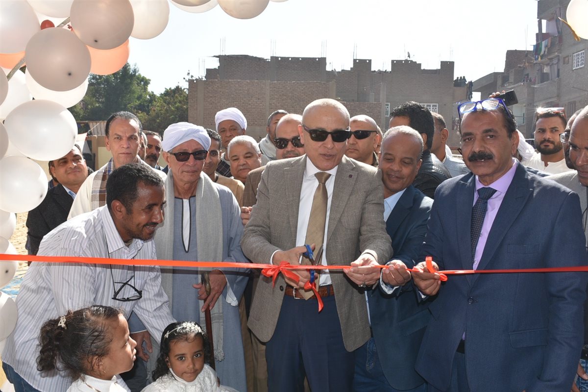 محافظ الأقصر يفتتح مشروعات تنموية