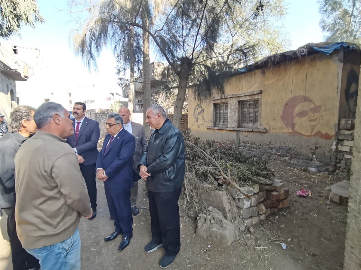 جانب من زيارة المحافظ