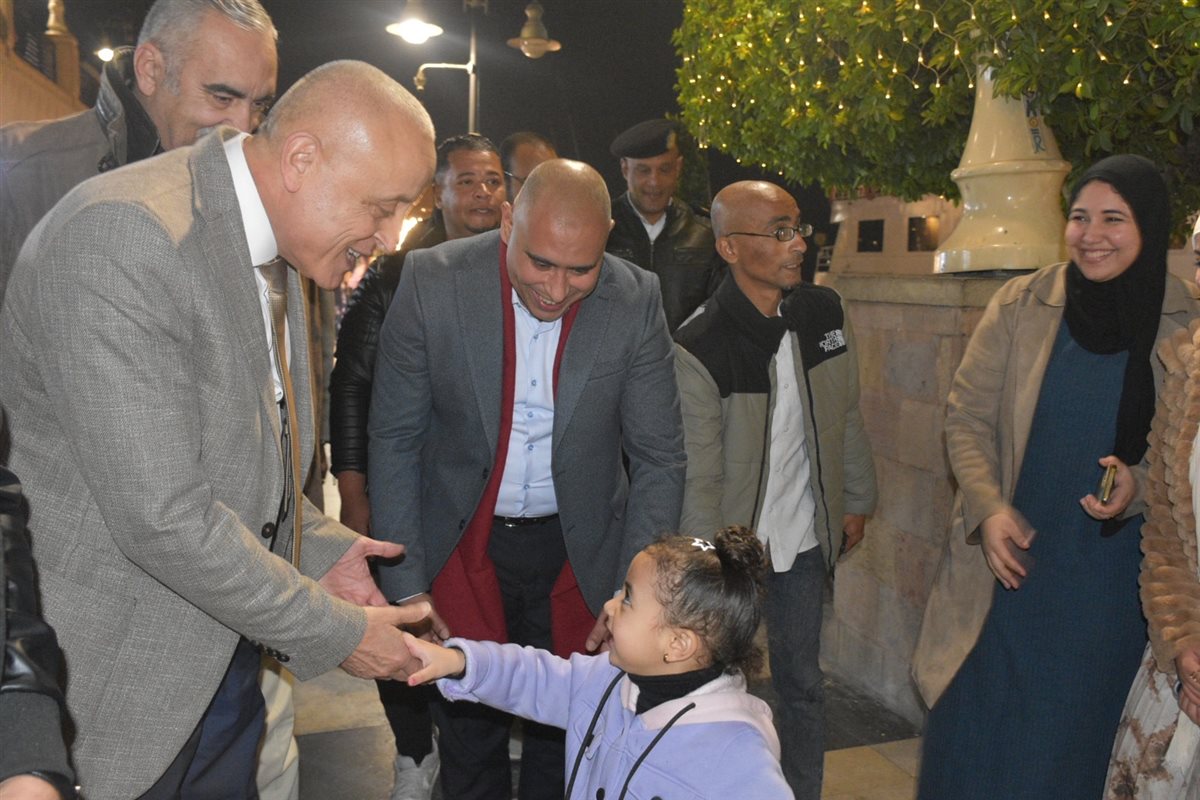 محافظ الأقصر يحتفل على الكورنيش مع الأهالي بالعام الجديد