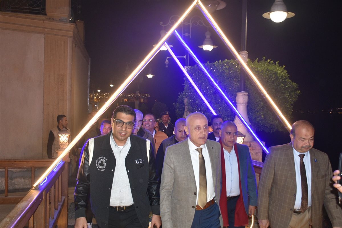 محافظ الأقصر يحتفل على الكورنيش مع الأهالي بالعام الجديد