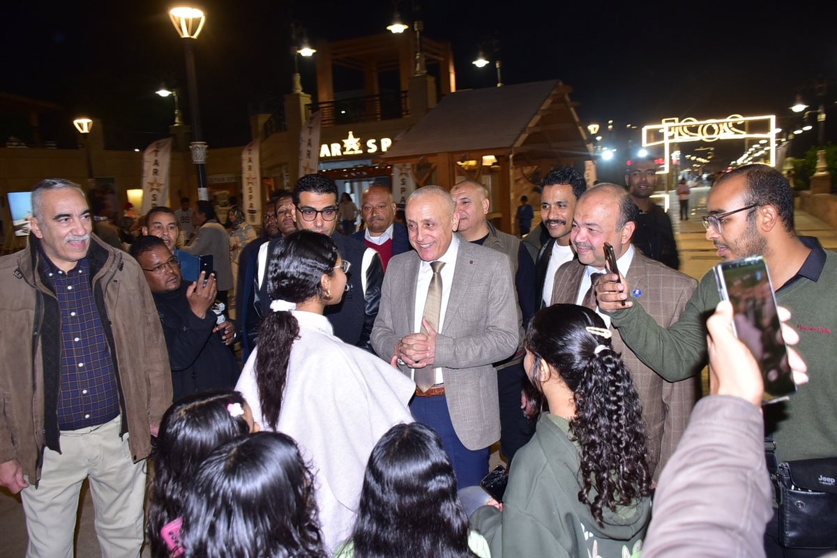 محافظ الأقصر يحتفل على الكورنيش مع الأهالي بالعام الجديد