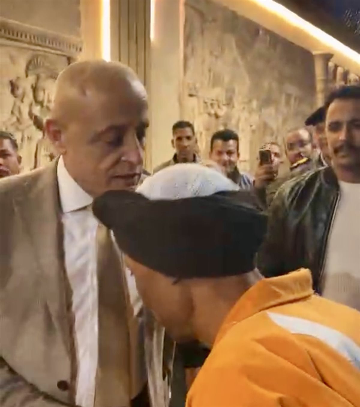 محافظ الأقصر يحي عمال النظافة ويتوقف لمصافحتهم&nbsp;