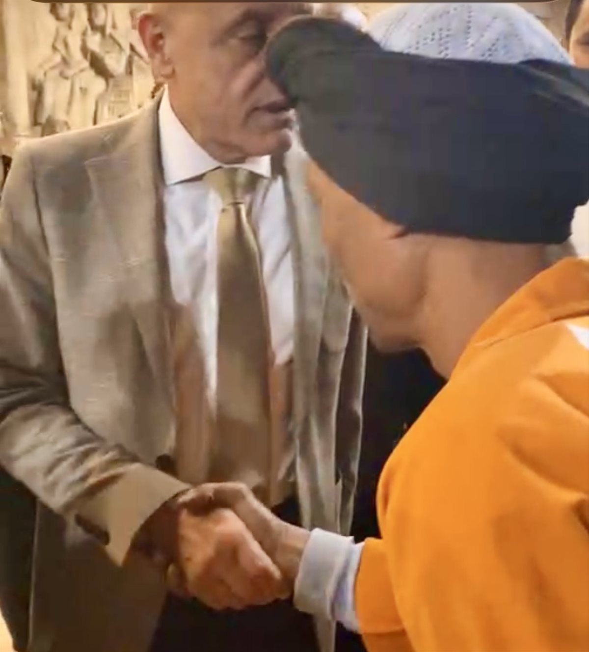 محافظ الأقصر يحي عمال النظافة ويتوقف لمصافحتهم&nbsp;