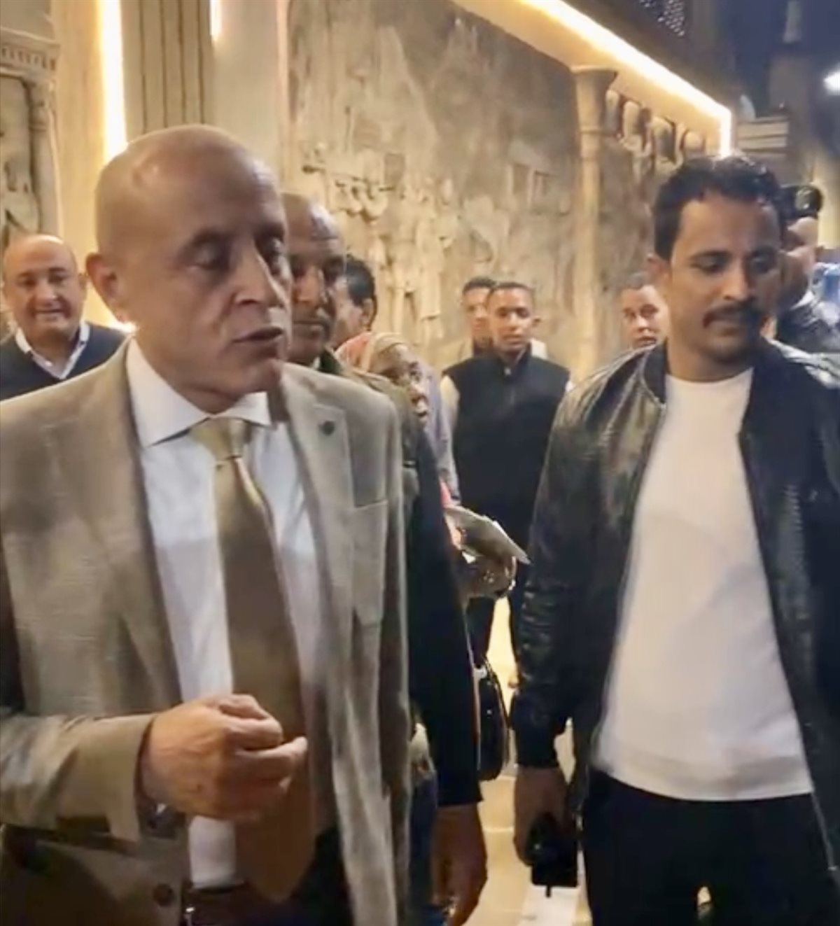 محافظ الأقصر يحي عمال النظافة ويتوقف لمصافحتهم&nbsp;