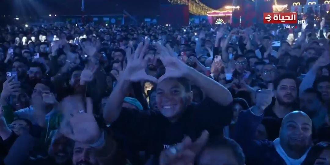 إليسا تمازح معجبًا باللهجة المصرية في حفلها بالعاصمة الجديدة