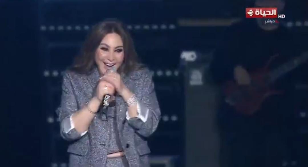إليسا تمازح معجبًا باللهجة المصرية في حفلها بالعاصمة الجديدة