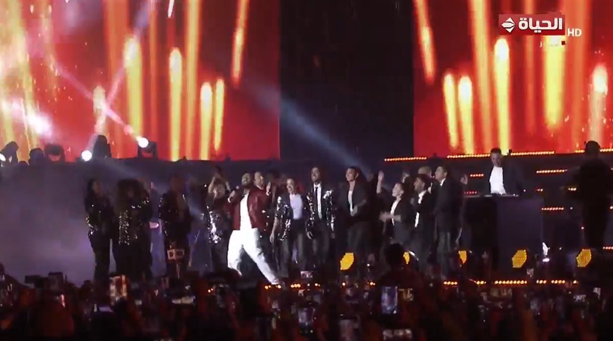 تامر حسني يتألق في حفله بالعاصمة الجديدة بحضور كامل العدد