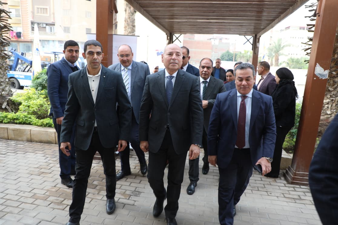 محافظ القاهرة يفتتح معرضًا للحرف التراثية واليدوية بسوق الفسطاط بحى مصر القديمة