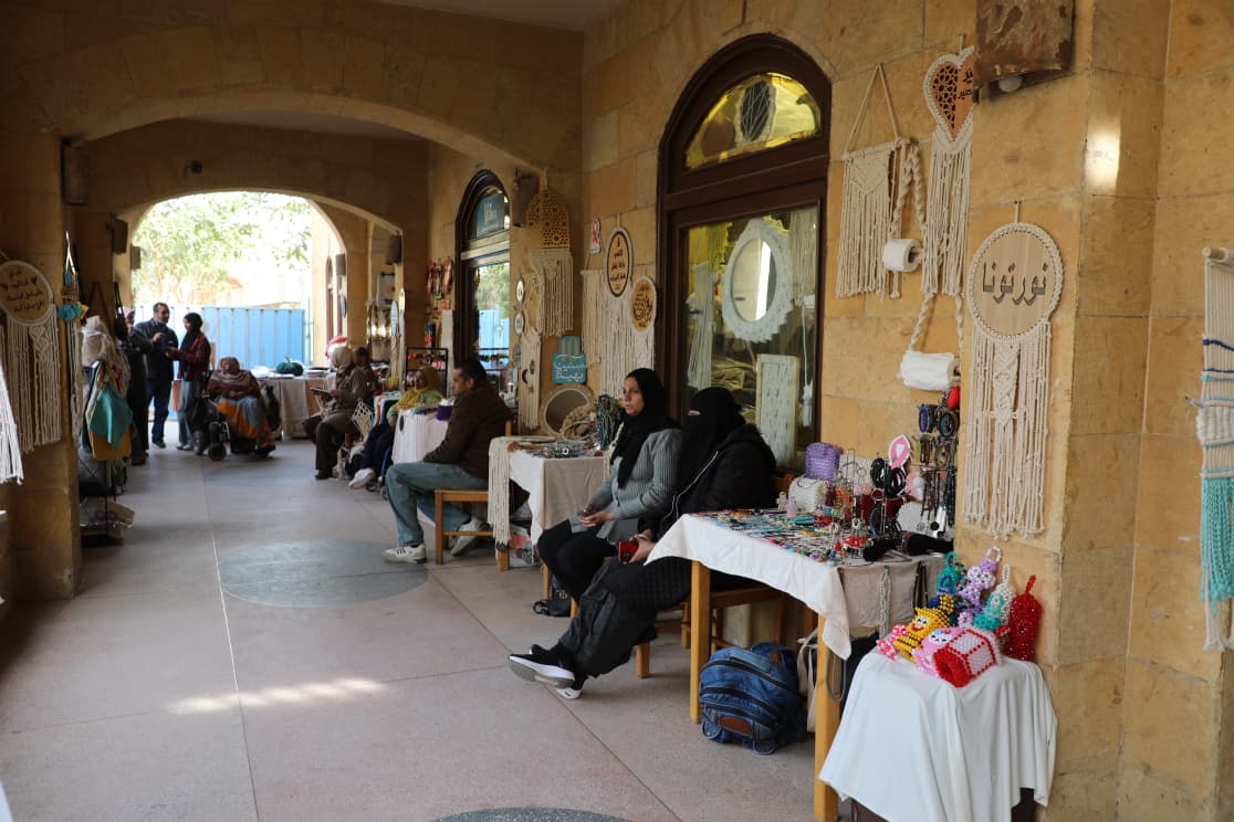 محافظ القاهرة يفتتح معرضًا للحرف التراثية واليدوية بسوق الفسطاط بحى مصر القديمة