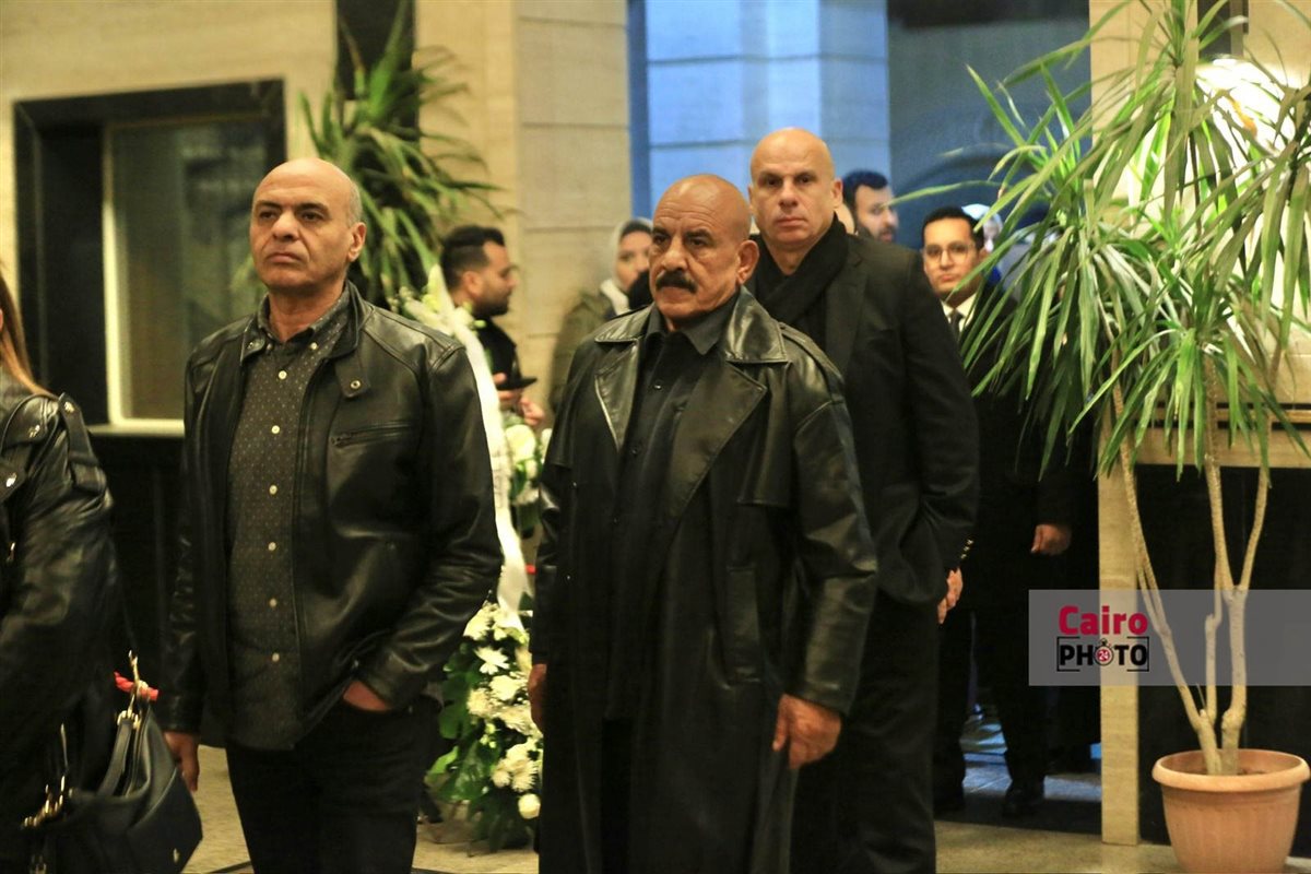 أبرزهم صلاح عبد الله وإلهام شاهين وماجد المصري.. لقطات لنجوم الفن في عزاء والدة هاني رمزي