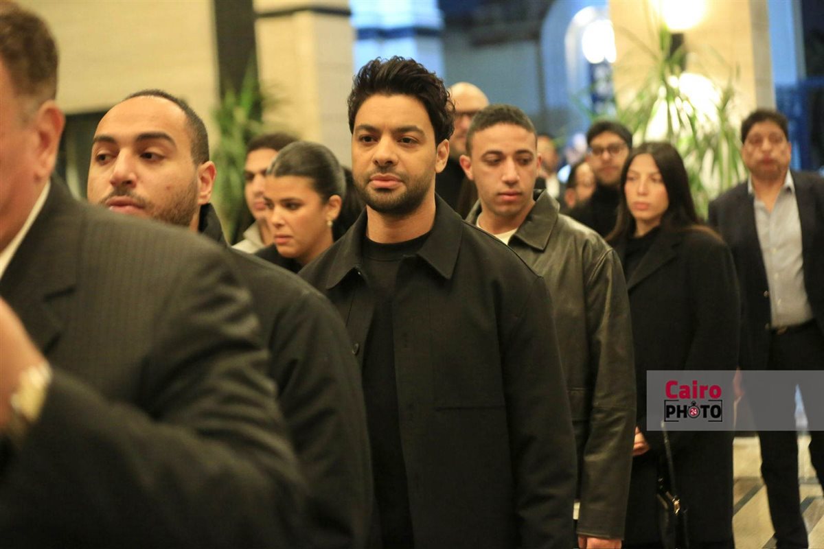 نجوم الفن والإعلام يواسون هاني رمزي في عزاء والدته