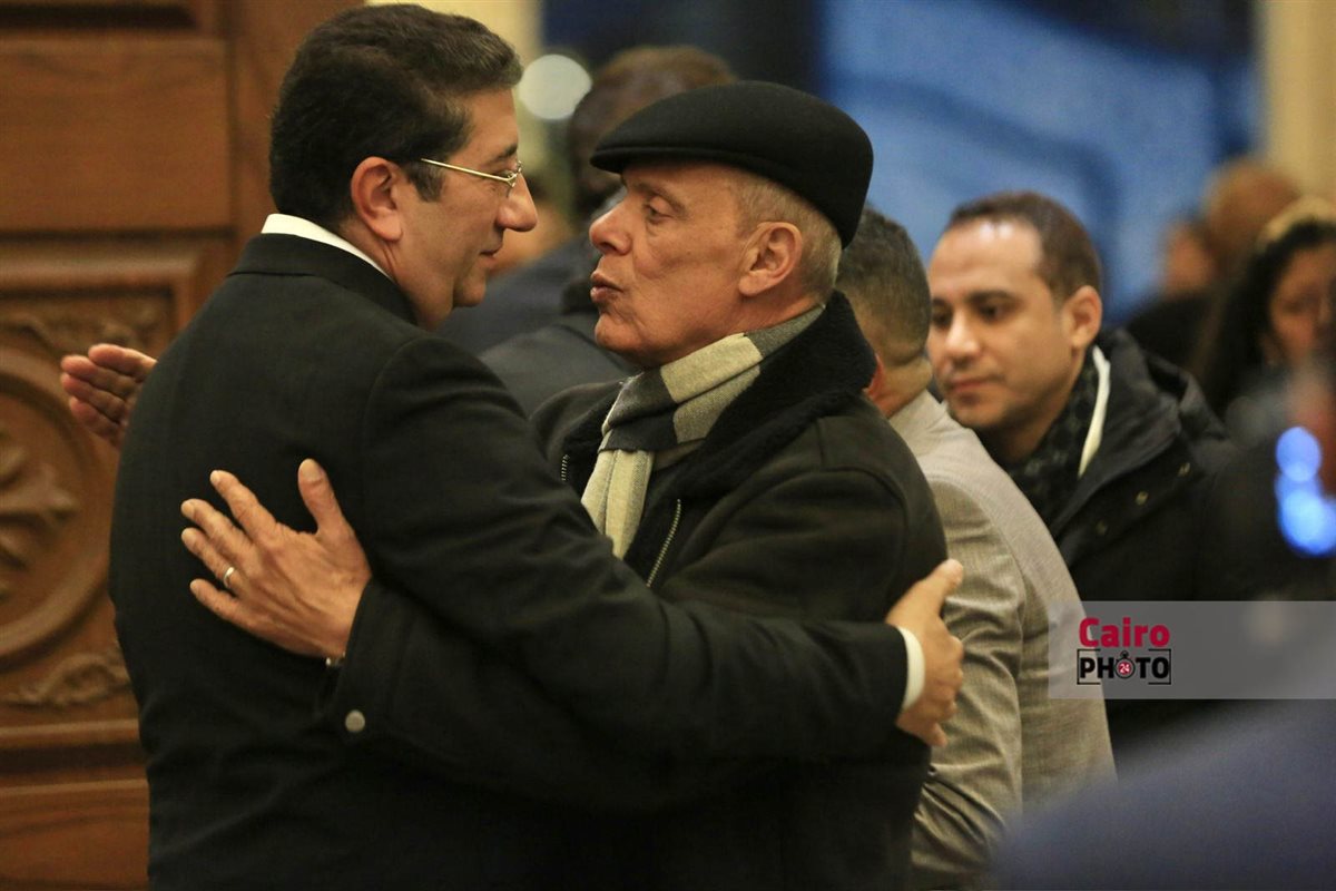 نجوم الفن والإعلام يواسون هاني رمزي في عزاء والدته