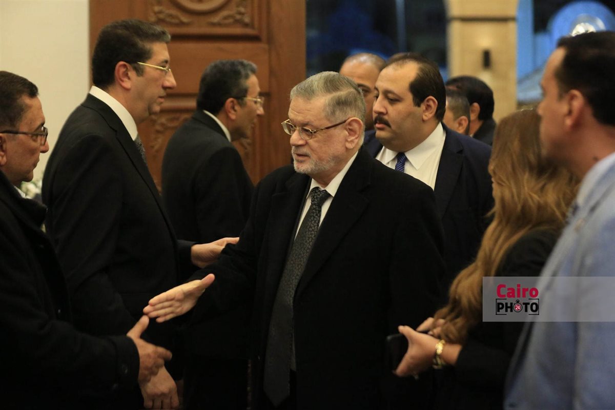 نجوم الفن والإعلام يواسون هاني رمزي في عزاء والدته