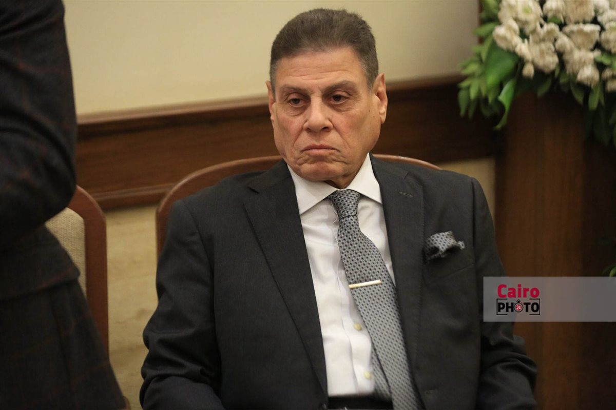 نجوم الفن والإعلام يواسون هاني رمزي في عزاء والدته