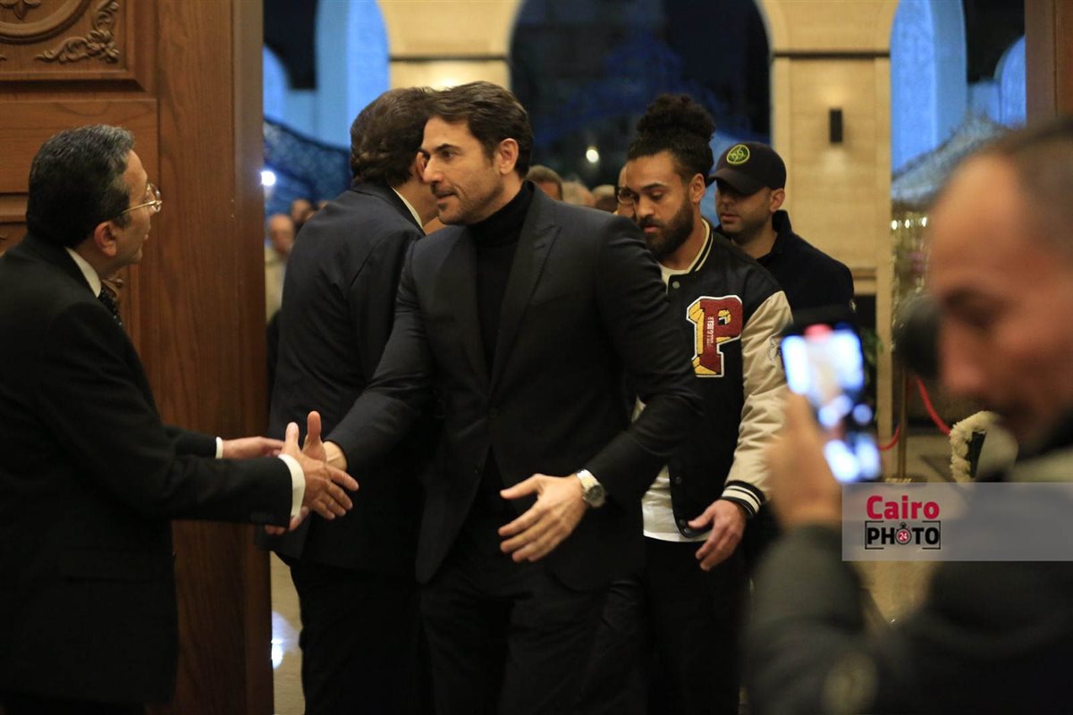 نجوم الفن والإعلام يواسون هاني رمزي في عزاء والدته